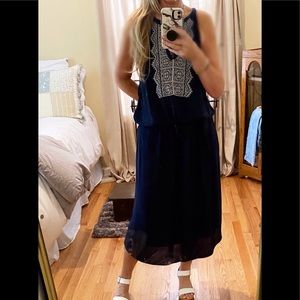 SLEEVELESS TANK STYLE DRESS BY GAP. DRAWSTRING AT WAIST. TOP EMBROIDERY WHITE 💙